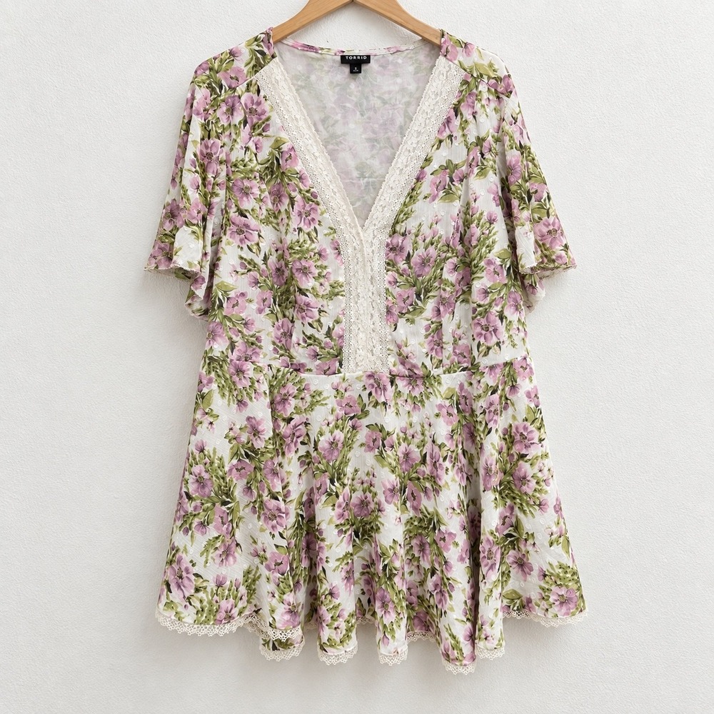 Torrid Floral Lace Trim Babydoll Top Size 5 5X Purple Green Dot Flutter Sleeve
